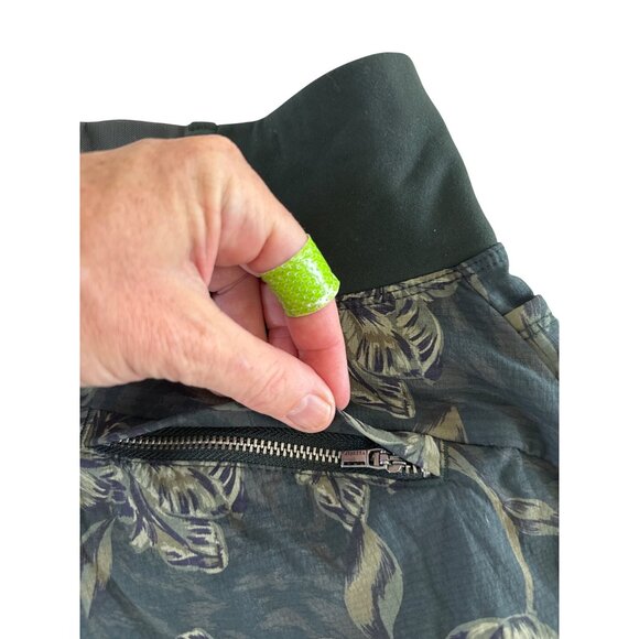 Athleta Printed Trekkie North Short Terra Firma Olive Green Size 2 657667‎ $69 - Picture 11 of 12